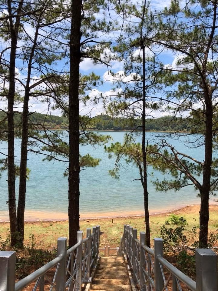 Người dân gọi với cái tên Biển Hồ vì nó có diện tích rất rộng, khoảng hơn 220ha, khi gió to còn mang theo sóng lớn như ngoài đại dương.