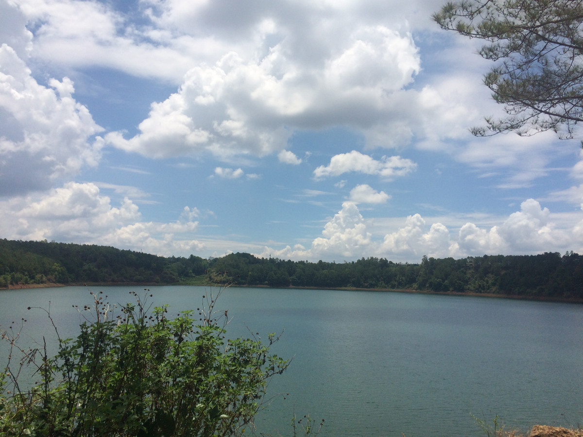 Hồ T’Nưng nổi tiếng được mọi người biết đến qua câu hát: “Không dám nhìn vào đôi mắt ấy…Đôi mắt Pleiku Biển Hồ đầy”. Biển Hồ ở đây chính là tên gọi khác của hồ T’Nưng – một trong những hồ tự nhiên đẹp nhất tỉnh Gia Lai.