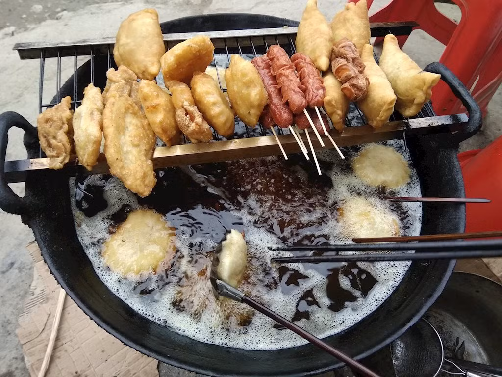 Vỏ bánh được làm bằng gạo nếp trộn với một chút gạo tẻ, xay nhuyễn. Một số nơi còn trộn thêm khoai môn để thơm hơn. Bánh sau khi được lên khuôn gọn ghẽ sẽ được rán trong dầu sôi kĩ.