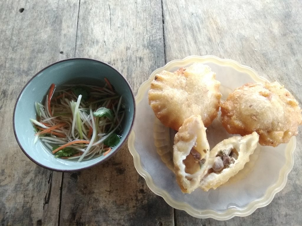 Chiếc bánh nóng hổi bốc hơi nghi ngút, vỏ bánh giòn tan nhưng bên trong vẫn dẻo, cộng với phần nhân thịt đậm đà chấm với nước chấm chua ngọt trở thành "best choice" trong mùa đông lạnh giá như thế này