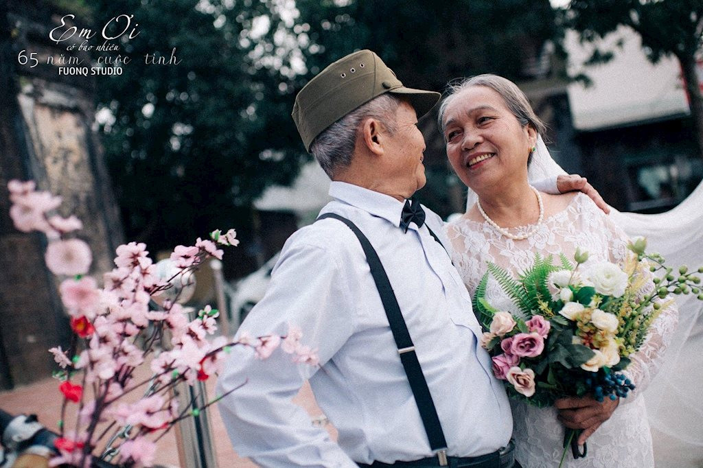 Bo anh cuoi day ngot ngao cua cu ong, cu ba Nghe An ben nhau 65 nam-Hinh-2