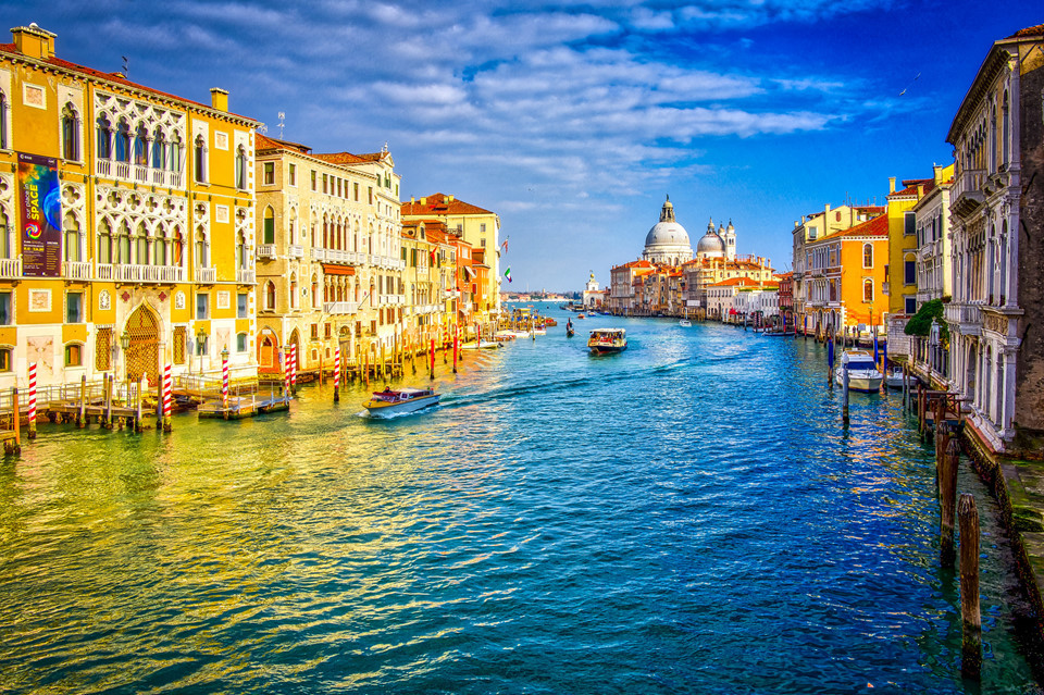 Venice (Italy): Venice đang bị đe dọa nghiêm trọng, đứng trước nguy cơ xóa sổ vĩnh viễn khi bão lũ và triều cường thường xuyên xảy ra. Theo báo cáo của UNEP, UNESCO, mực nước biển đã tăng 30 cm kể từ năm 1897, trong đó 12 cm do sụt lún đất và 18 cm do mực nước biển dâng. Ảnh: Sergey.