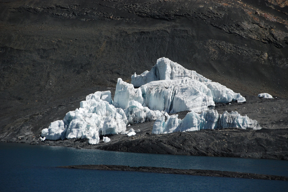 Pastoruri Glacier (Peru): Sông băng Pastoruri nằm trong khu vực công viên quốc gia Hureban, Peru. Trái Đất nóng lên khiến địa điểm này bị ảnh hưởng nghiêm trọng. Theo thông tin từ Liên minh Bảo tồn Thiên nhiên quốc tế, băng tan kéo theo các kim loại nặng được giải phóng, khiến nguồn nước và đất bị ô nhiễm. Ảnh: Philippe Maraud.