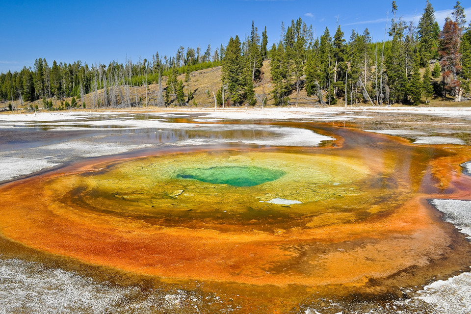 Công viên quốc gia Yellowstone (Mỹ): Địa điểm này là một trong những nơi đang hứng chịu sự nóng lên toàn cầu. Công viên quốc gia đầu tiên trên thế giới đang trải qua mùa đông ngắn với lượng tuyết rơi ít hơn, những dòng sông ấm hơn, các hồ nước cạn do mùa khô kéo dài. Công viên Yellowstone đặc biệt khi hội tụ hơn một nửa mạch thủy nhiệt của Trái Đất, nơi đây cũng thường xuyên xảy ra các trận dư chấn và động đất mạnh. Ảnh: Daniel Newcobe.