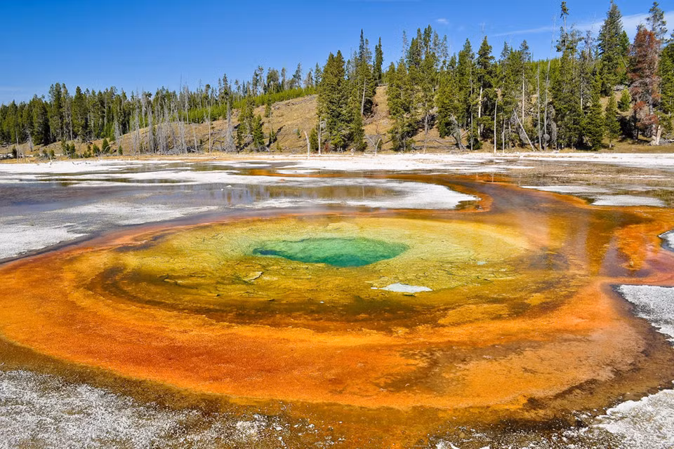 Công viên quốc gia Yellowstone (Mỹ): Địa điểm này là một trong những nơi đang hứng chịu sự nóng lên toàn cầu. Công viên quốc gia đầu tiên trên thế giới đang trải qua mùa đông ngắn với lượng tuyết rơi ít hơn, những dòng sông ấm hơn, các hồ nước cạn do mùa khô kéo dài. Công viên Yellowstone đặc biệt khi hội tụ hơn một nửa mạch thủy nhiệt của Trái Đất, nơi đây cũng thường xuyên xảy ra các trận dư chấn và động đất mạnh. Ảnh: Daniel Newcobe.