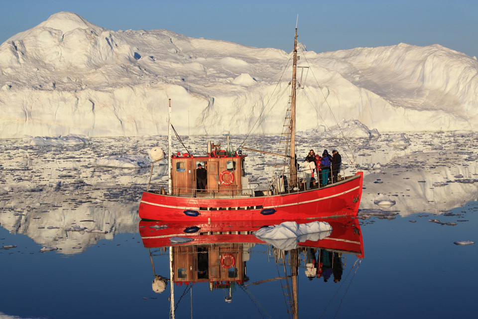 Vịnh băng Ilulissat (Greenland): Ilulissat nổi tiếng với những vịnh băng khổng lồ được UNESCO công nhận là Di sản Thế giới. Tuy nhiên, nếu Trái Đất tiếp tục nóng lên, nhân loại sẽ sớm không còn được chiêm ngưỡng những núi băng siêu thực tại đây. Chính phủ Greenland luôn tích cực quảng bá địa điểm du lịch này với những lời kêu gọi du khách nên tới đây trước khi băng tan hết. Ảnh: Greenland Travel.