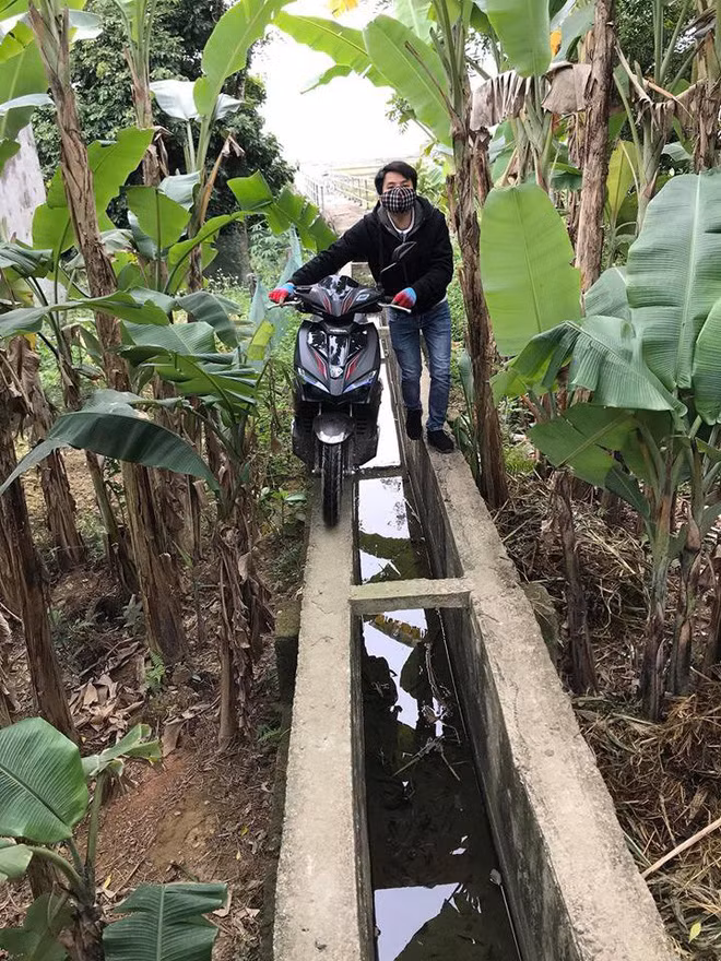 Tin Google Maps, nguoi dan ong suyt roi xuong muong trong ngay dau nam-Hinh-3