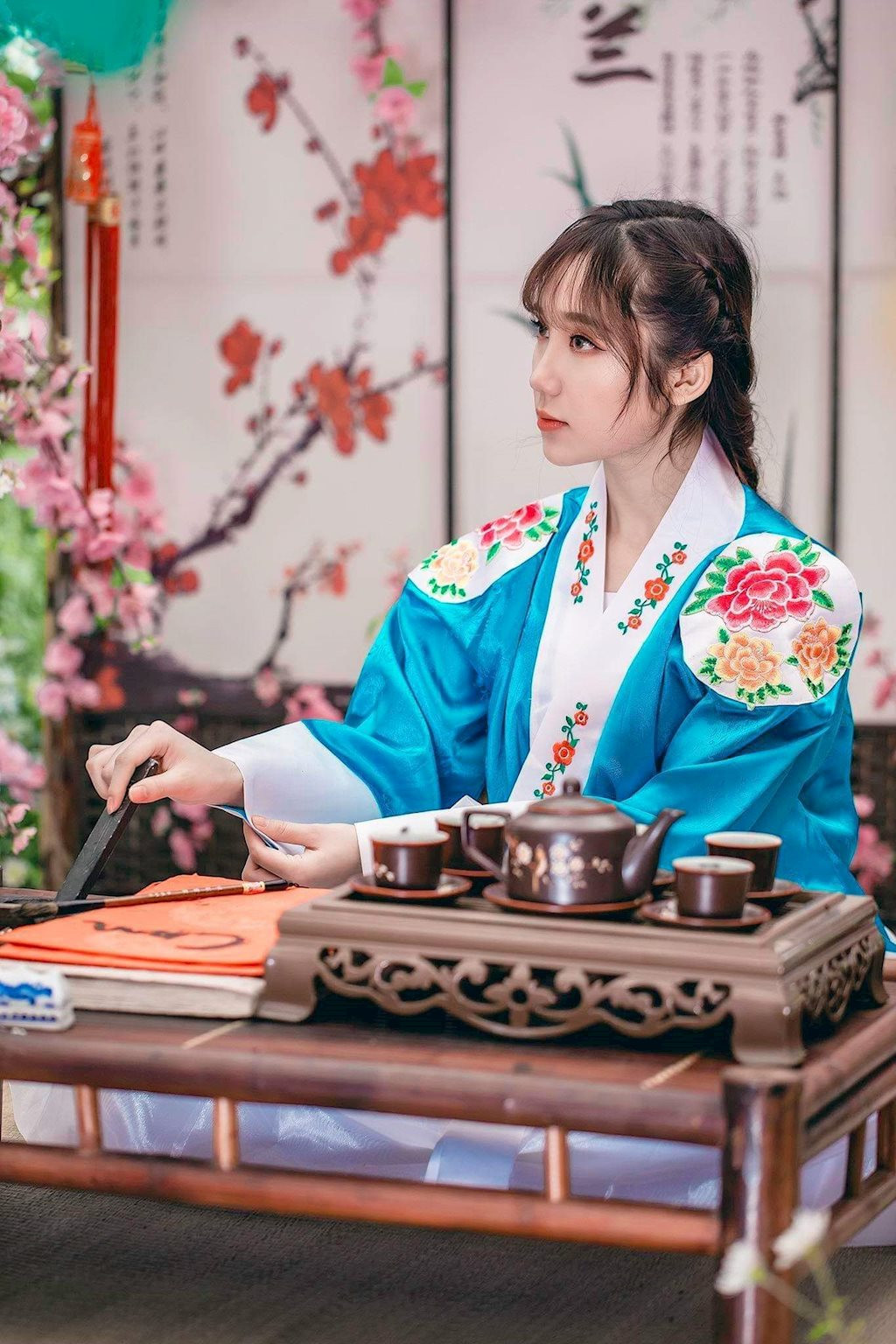 Với ngoại hình xinh đẹp , giọng hát ấm áp, ngọt ngào, cô được rất nhiều bạn trẻ yêu mến.