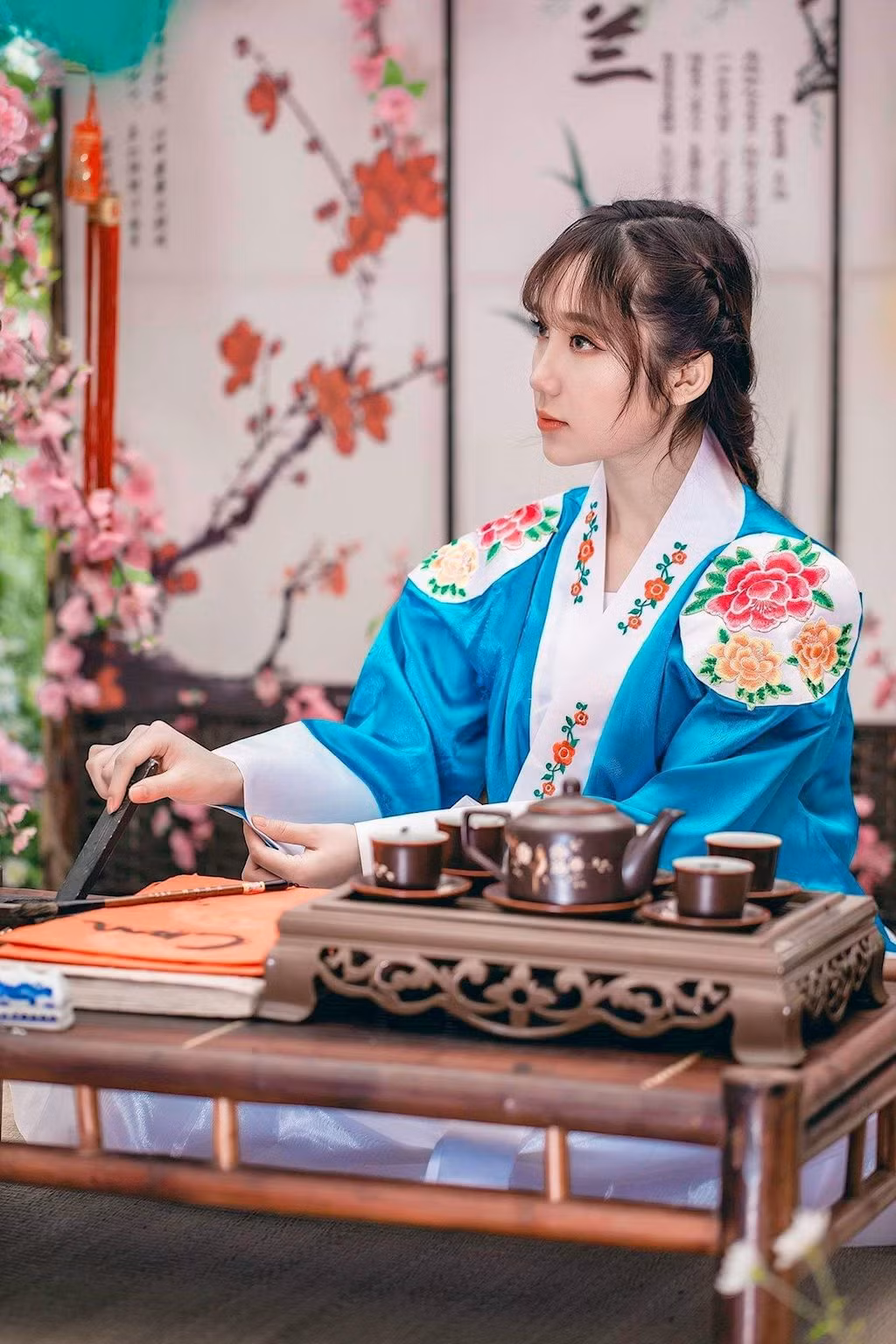 Với ngoại hình xinh đẹp , giọng hát ấm áp, ngọt ngào, cô được rất nhiều bạn trẻ yêu mến.