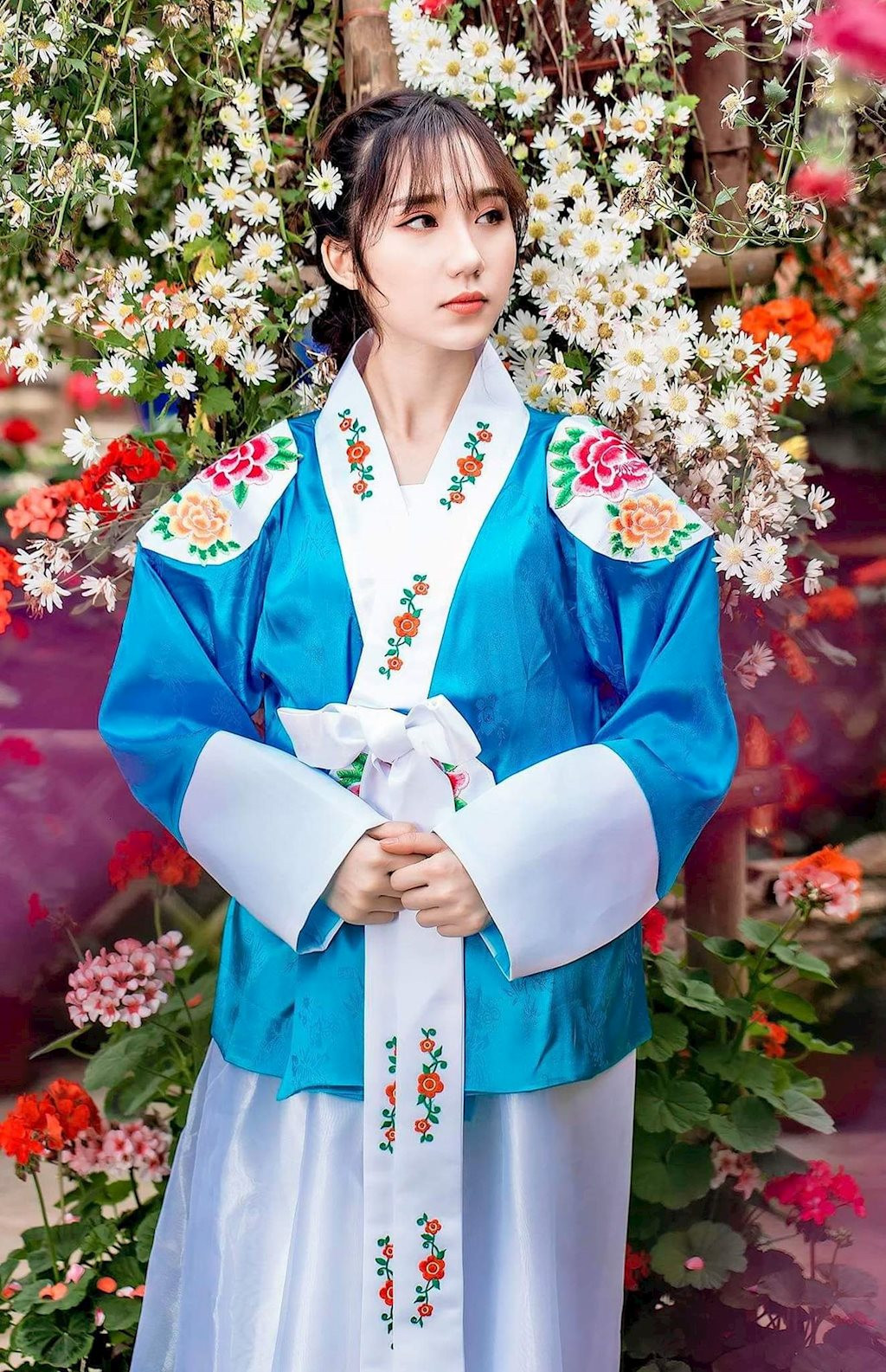 Mina Young là sinh viên trường Đại học Văn hóa Nghệ thuật Quân đội.