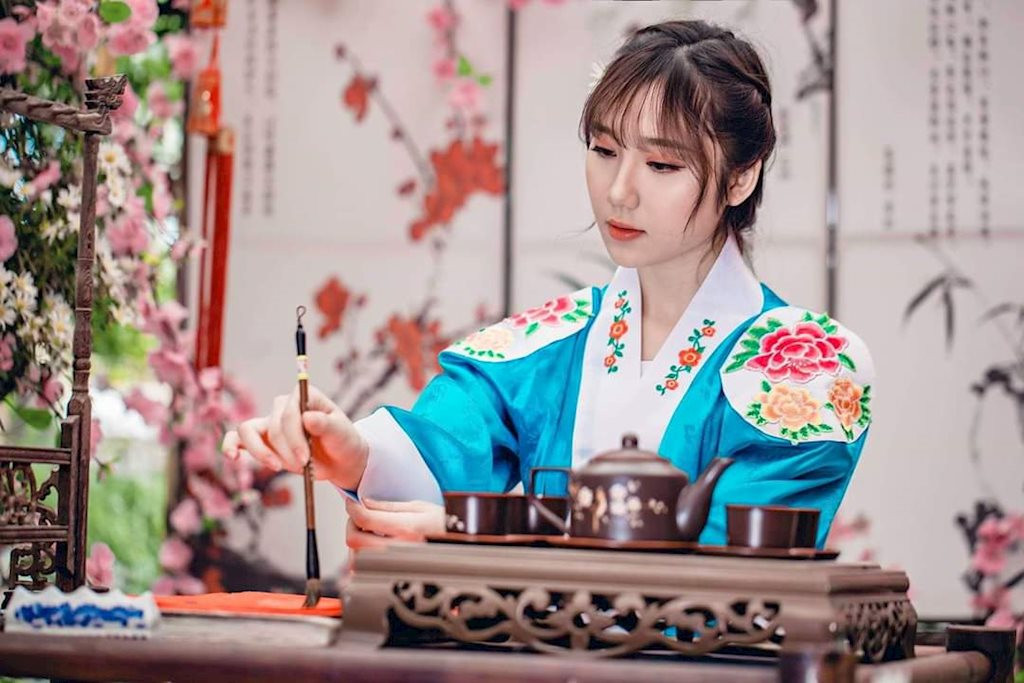 Nét đẹp trong sáng với làn da trắng hồng, sống mũi cao, đôi mắt biết nói của Mina khiến cô thường bị nhầm là con lai Hàn Quốc.