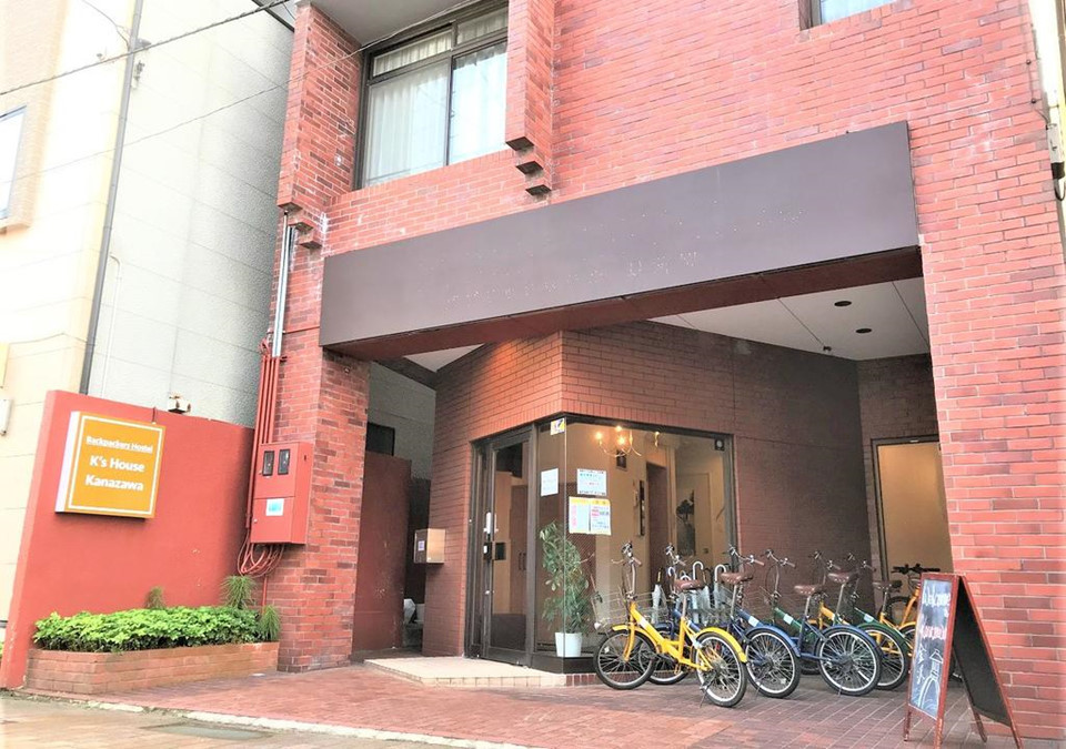 Làm việc để qua đêm miễn phí: Một số hostel ở Nhật cung cấp tùy chọn ở lại miễn phí cho khách. Ngược lại, bạn cần làm việc giúp đỡ họ vài giờ mỗi ngày. Đây cũng là cơ hội hiếm có để đắm mình vào cuộc sống của người Nhật vì bạn sẽ làm việc và sống như một dân địa phương. Hầu hết hostel này phục vụ khách du lịch, vì vậy bạn không phải lo lắng về rào cản ngôn ngữ nào khi làm việc ở đó. Bạn thậm chí có thể tận dụng cơ hội để cải thiện tiếng Nhật. Ảnh: Worldpackers.