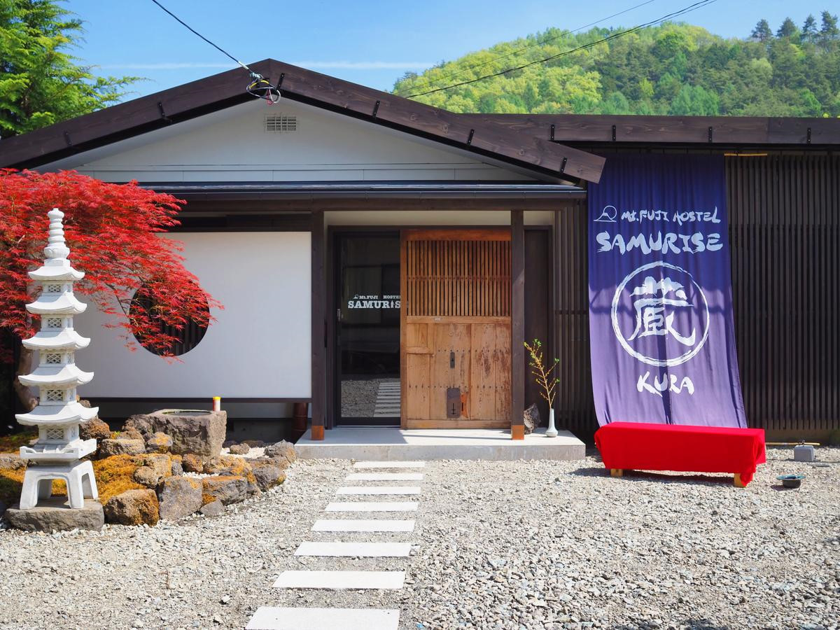 Với chi phí rẻ như vậy, bạn vừa có chỗ ở qua đêm vừa trải nghiệm ngâm mình thư thái trong suối nước nóng. Vì không phải tất cả onsen đều có dịch vụ qua đêm nên bạn cần tìm kiếm các địa chỉ phù hợp trước. Ảnh: Bohistock, Mt.Fuji Hostel Samutise Kura.