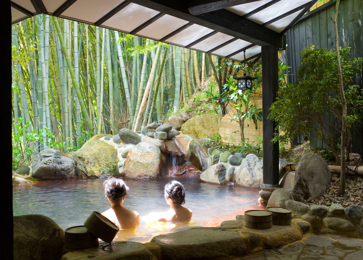 Phòng tắm công cộng: Bạn có thể tìm thấy suối nước nóng Nhật Bản (onsen) trên khắp đất nước. Một số nhà tắm công cộng thậm chí còn cung cấp chỗ ở qua đêm như ở Hàn Quốc. Mức giá bạn phải trả thấp nhất là khoảng hơn 300.000 đồng/đêm.
