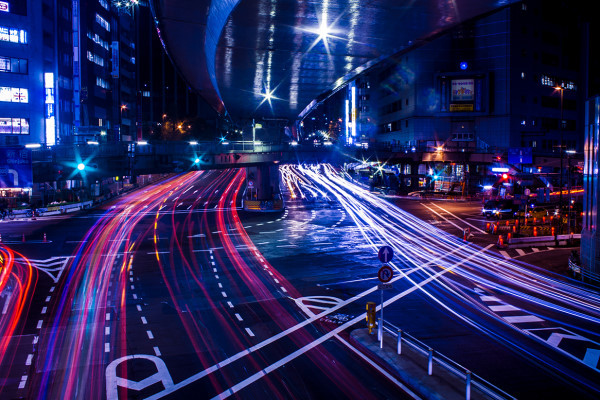 Chuyến tham quan ban đêm: Vì taxi và các phương tiện thuê tư nhân khác rất đắt đỏ ở Nhật Bản, người dân địa phương thường chọn ở lại muộn khi dịch vụ giao thông công cộng kết thúc. Rất nhiều quán bar, điểm karaoke nổi tiếng, các nhà hàng ở Nhật mở cửa thâu đêm. Vì vậy, bạn có thể tận hưởng trải nghiệm riêng về đất nước Nhật Bản khi màn đêm buông xuống hoặc ít nhất là cho đến khi phương tiện giao thông công cộng bắt đầu chạy lại! Ảnh: JapanTravel.