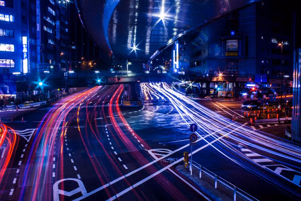 Chuyến tham quan ban đêm: Vì taxi và các phương tiện thuê tư nhân khác rất đắt đỏ ở Nhật Bản, người dân địa phương thường chọn ở lại muộn khi dịch vụ giao thông công cộng kết thúc. Rất nhiều quán bar, điểm karaoke nổi tiếng, các nhà hàng ở Nhật mở cửa thâu đêm. Vì vậy, bạn có thể tận hưởng trải nghiệm riêng về đất nước Nhật Bản khi màn đêm buông xuống hoặc ít nhất là cho đến khi phương tiện giao thông công cộng bắt đầu chạy lại! Ảnh: JapanTravel.