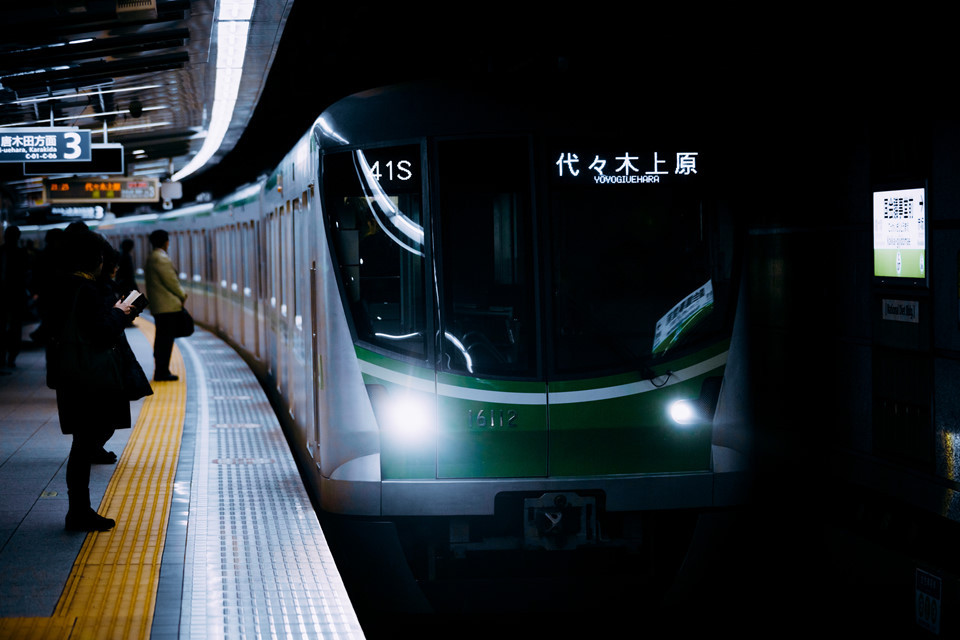 Du lịch qua đêm: Nếu bạn có kế hoạch du lịch vòng quanh Nhật Bản, chuyến tàu đêm sẽ giúp bạn tiết kiệm chi phí chỗ ở. Mặc dù hiện nay ở Nhật không có nhiều chuyến tàu qua đêm và loại tàu này chạy chậm hơn đáng kể so với tàu cao tốc nhưng lại là phương thức vận chuyển rẻ. Mặt khác, bạn cũng có thể thuê xe hơi và thực hiện chuyến du lịch qua đêm để tiết kiệm thời gian và chi phí ăn ở. Ảnh: Hans Johnson.