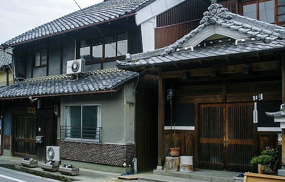 Giá thông thường cho minshuku dao động 1-2 triệu đồng/người mỗi đêm, bao gồm bữa tối và bữa sáng kiểu gia đình. Số tiền bạn phải trả cho một lần lưu trú ở minshuku rất đáng giá. Đặc biệt là các bữa ăn nấu tại nhà và thực sự đậm chất Nhật. Ảnh: Japan-guide.