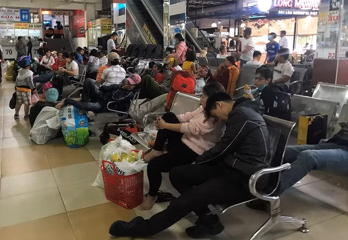 Thời gian cao điểm phục vụ Tết từ ngày 22 đến 28 tháng Chạp. Trong đó, ngày đông nhất là 26 tháng Chạp với khoảng 55.000 lượt hành khách qua bến xe Miền Đông.