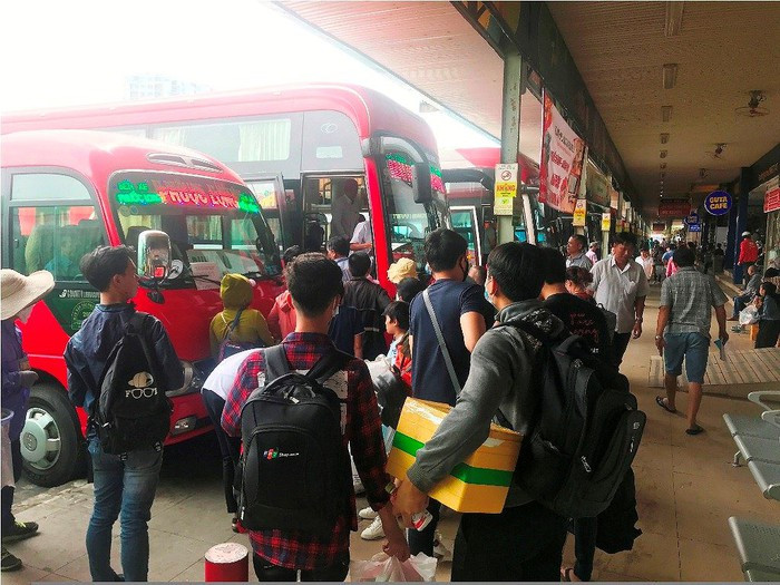 Để đảm bảo an ninh trật tự, an toàn cho hành khách, bến xe Miền Đông huy động tối đa lực lượng, phương tiện điều tiết giao thông từ trong bến xe ra các cửa ngõ.