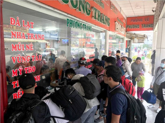 Trong khi đó, tại bến xe Miền Tây (quận Bình Tân), lượng hành khách cũng bắt đầu tăng từ hai ngày qua.