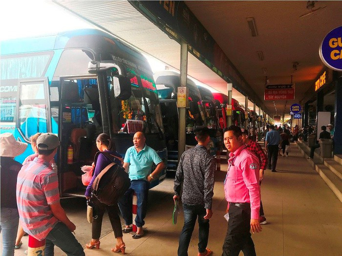 Theo lãnh đạo các bến xe, với khoảng 1 triệu hành khách rời TPHCM về quê ăn Tết, bến xe đã huy động toàn bộ phương tiện, điều chuyển xe từ các tuyến vắng khách, xe buýt tăng cường để phục vụ nhu cầu người dân.
