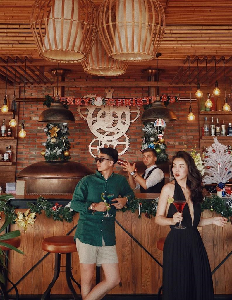 Đơn cử như khi tới Vinpearl Resort Nha Trang, cô chọn chiếc váy mang thiết kế cổ điển để hài hòa với khung cảnh sang trọng của nhà hát và diện chiếc đầm trắng trễ vai khi ăn tối trên bãi biển cùng bạn bè.