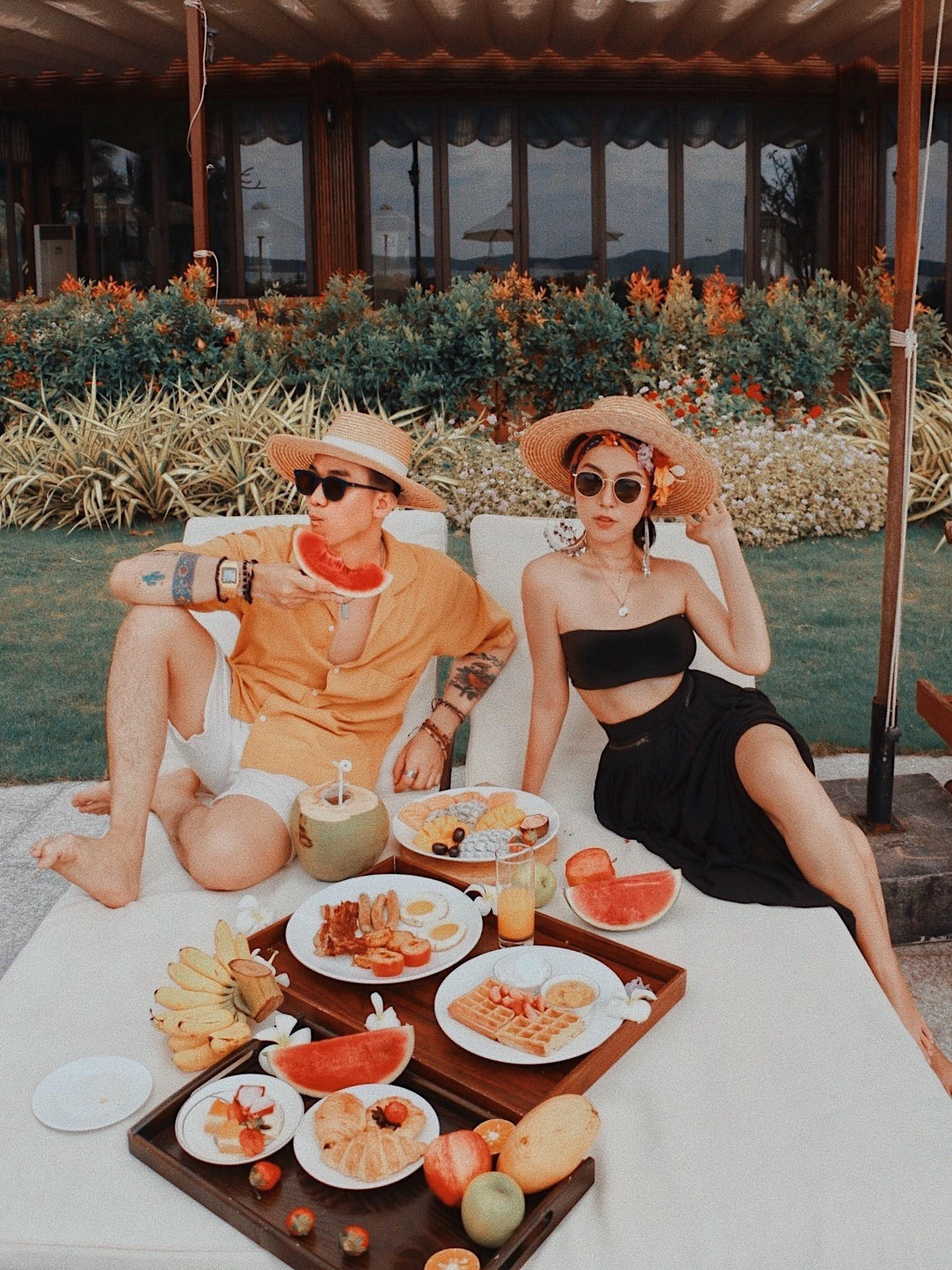 Lên đồ cho mỗi chuyến đi: Trước mỗi chuyến đi, bạn nên lựa chọn trang phục phù hợp để đảm bảo mình luôn nổi bật trong tấm ảnh, bởi “một bộ váy tuyệt vời có thể khiến bạn ghi nhớ những gì đẹp đẽ về cuộc sống”, Marilyn Monroe.