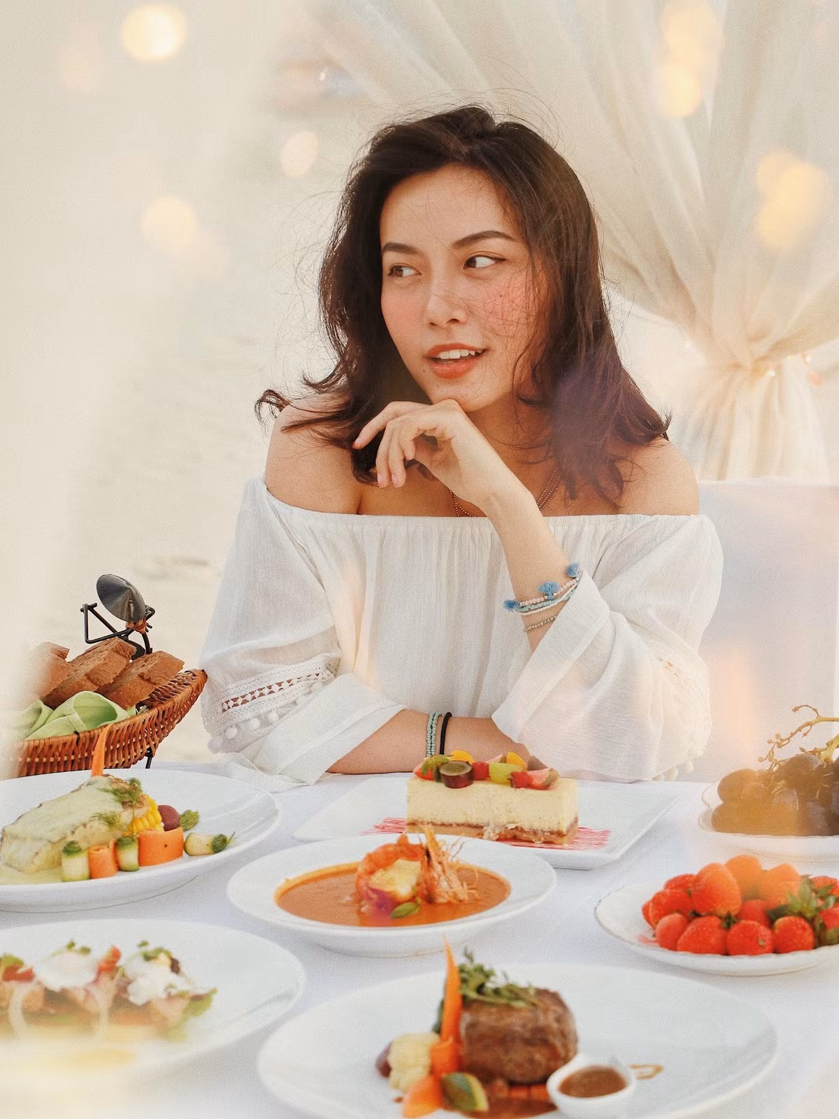 Còn ở Vinpearl tại Nha Trang, cô mang theo nhiều trang phục khác nhau để dễ dàng “tác nghiệp” trước mọi cảnh đẹp.