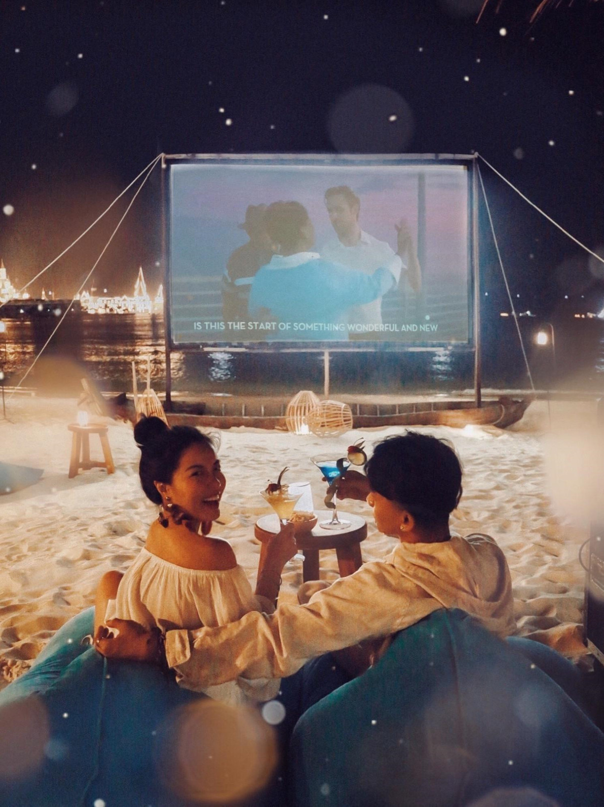 Để làm mới hình ảnh, cô gái sinh năm 1996 không quên kết hợp trang phục cùng các loại phụ kiện bắt mắt như mũ cói, băng đô, hoa tai, kính mát… Những chi tiết “nhỏ nhưng có võ” giúp cô trở nên nữ tính và có gout hơn.