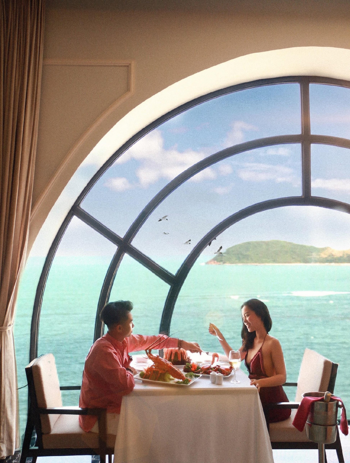 Những lời góp ý của bạn đồng hành sẽ giúp khung hình trở nên thú vị hơn, đồng thời, bạn cũng có thêm một bạn diễn tâm đầu ý hợp.