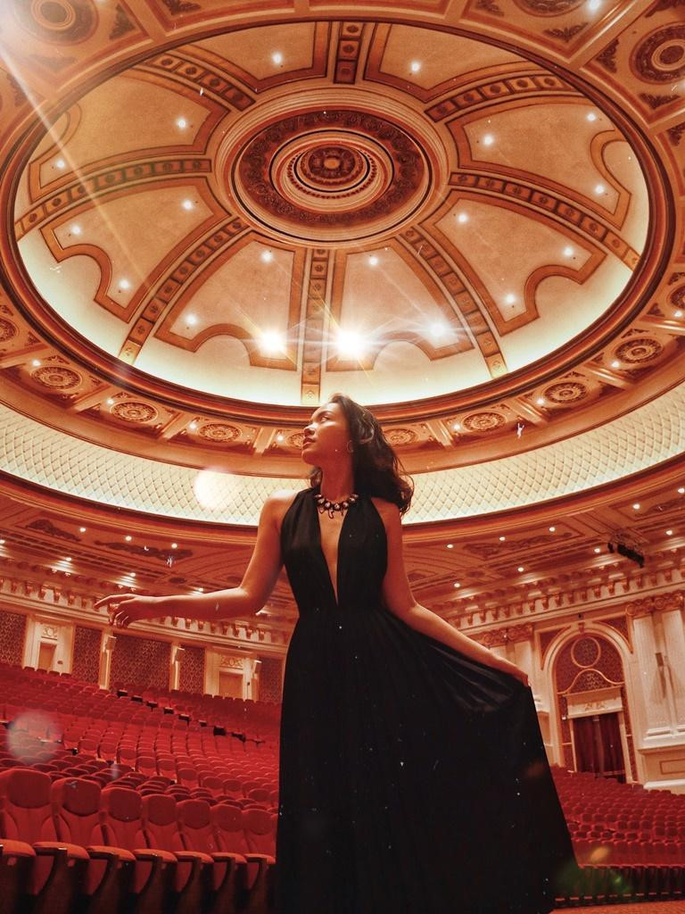 Phá vỡ quy luật phối màu: Thông thường mọi người sẽ kết hợp những tone màu có sự tương phản cao để giúp mình trở nên nổi bật. Nhưng đôi khi, nữ travel blogger Sài thành lại gây ấn tượng bằng cách làm khác quy luật.