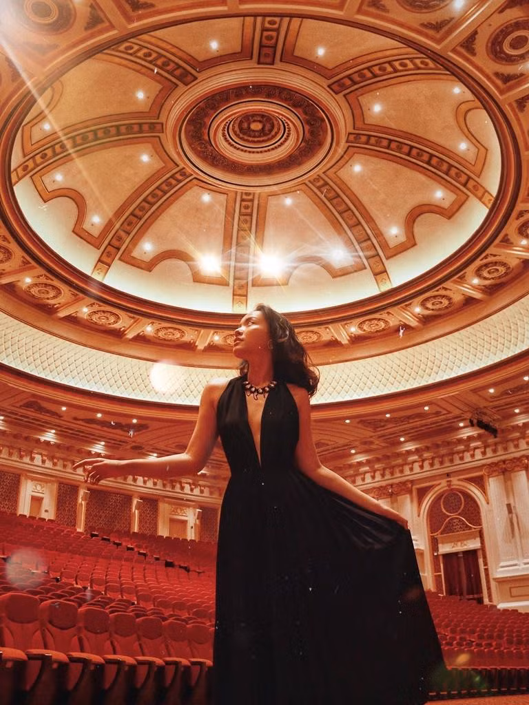 Phá vỡ quy luật phối màu: Thông thường mọi người sẽ kết hợp những tone màu có sự tương phản cao để giúp mình trở nên nổi bật. Nhưng đôi khi, nữ travel blogger Sài thành lại gây ấn tượng bằng cách làm khác quy luật.