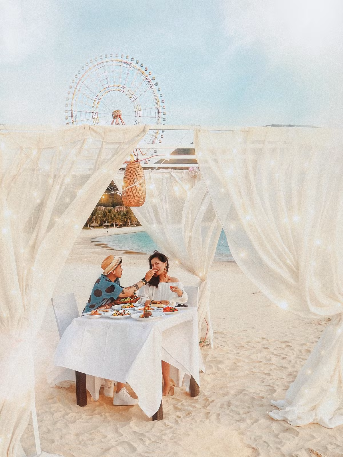 Khi lên núi, Hà Trúc chọn trang phục theo hơi hướng bohemian. Đến thăm các công trình di tích, cô chọn trang phục theo quy chuẩn văn hóa của mỗi quốc gia, vùng miền.