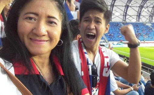 Nguoi me quoc dan dua con trai vuot 7.000 km xem Asian Cup 2019