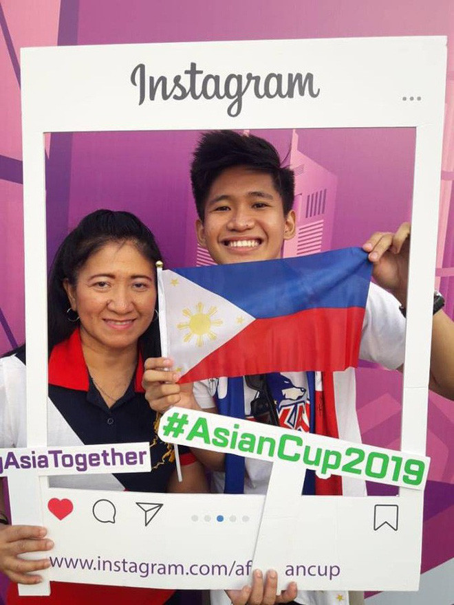 Nguoi me quoc dan dua con trai vuot 7.000 km xem Asian Cup 2019-Hinh-2