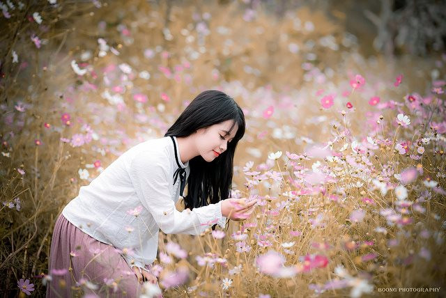 Phong cách thường ngày của cô hướng tới sự trẻ trung, dễ thương, với đôi mắt to tròn, đôi môi trái tim như những cô gái Hàn Quốc. Những bức hình cô nàng đăng tải trên mang cá nhân, đều nhận được sự tán thưởng, và khen ngợi từ rất nhiều các bạn trẻ.