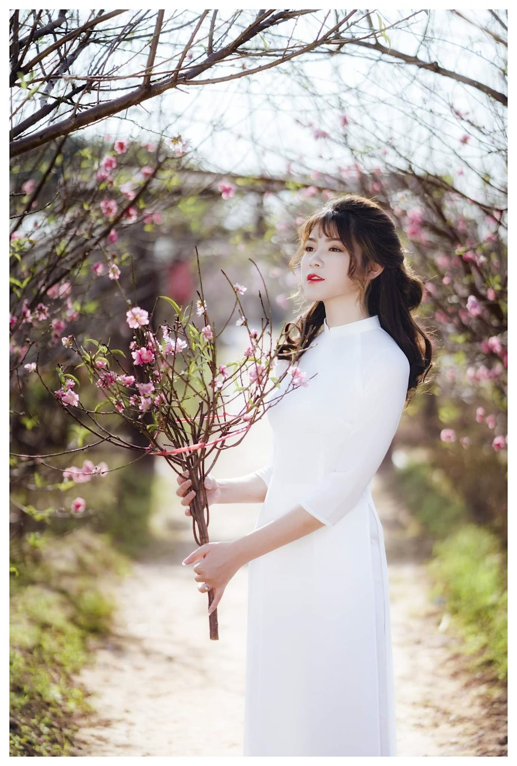 Chào đón xuân Kỷ Hợi, Phương Oanh chia sẻ bộ ảnh áo dài Tết của mình trên trang cá nhân và nhận được "cơn mưa" lời khen từ cư dân mạng.