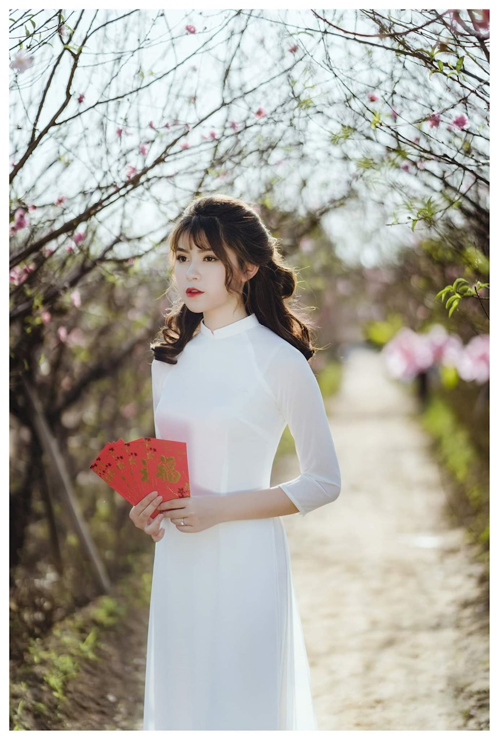 Mái tóc dài xoăn nhẹ bồng bềnh như mây khiến cô nàng trở nên trẻ trung, nữ tính hơn.