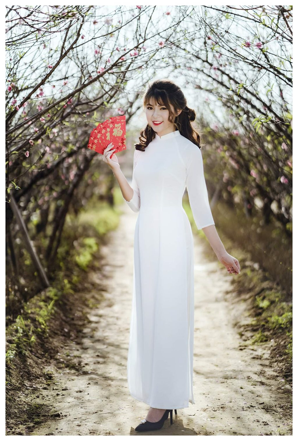 Bộ ảnh được cô cùng ekip thực hiện tại vườn hoa ở Hà Nội.