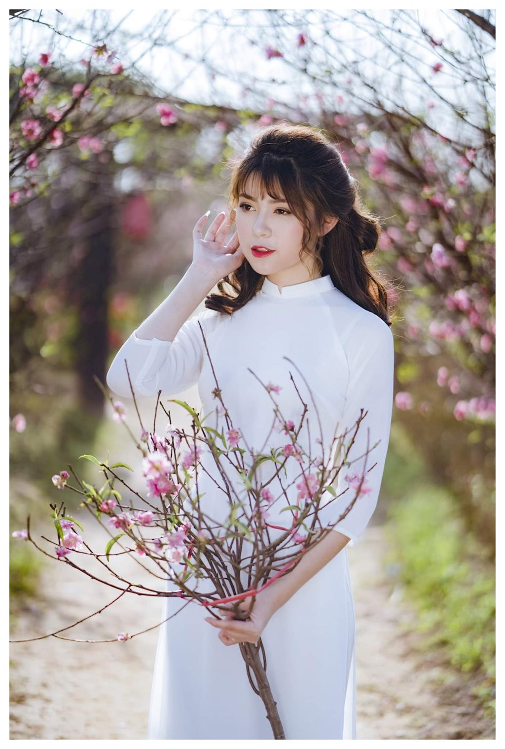 Phương Oanh sở hữu gương mặt xinh xắn, nổi bật với đôi mắt tròn long lanh biết cười. Vẻ đẹp trong veo dưới nắng vàng của cô nàng khiến người xem không thể rời mắt.