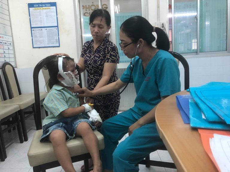 Be 6 tuoi bong nang vi cha me chu quan cho con nghich do nay