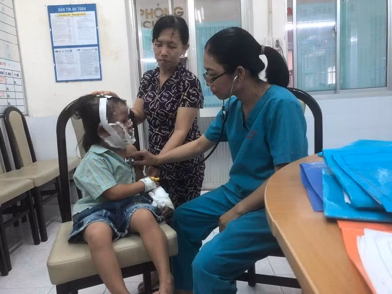 Be 6 tuoi bong nang vi cha me chu quan cho con nghich do nay