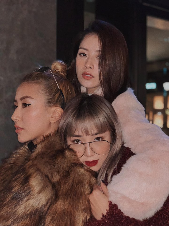 3 hot girl nổi đình nổi đám của giới trẻ Việt dù khá bận rộn với lịch trình, công việc khác nhau. Sự kết hợp của 3 cô nàng với phong cách thời trang, thần thái cực chất khiến cộng đồng mạng phải xuýt xoa khen ngợi nhan sắc của các hot girl Việt.