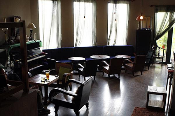 Mẹ Tiến Đạt từng chia sẻ về sở thích của con trai rằng: "Thời buổi người ta đi xe hơi, ngồi sofa, hát bằng dàn loa khủng thì Đạt làm ngược lại tất cả: đi xe vespa cổ, ngồi ghế gỗ, dàn loa cổ, micro cũng cổ nốt".