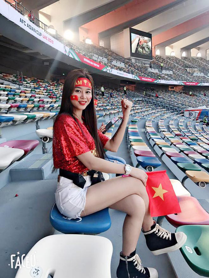 Ngoài ra, CĐV Việt Nam còn khiến tất cả phải ngạc nhiên với sự chuẩn bị hết sức chuyên nghiệp. Nhiều tay săn ảnh của nước ngoài còn phục sẵn bên ngoài sân để chụp hình và tìm hiểu về "hậu phương" của ĐT Việt Nam tại giải đấu đang được tổ chức ở UAE