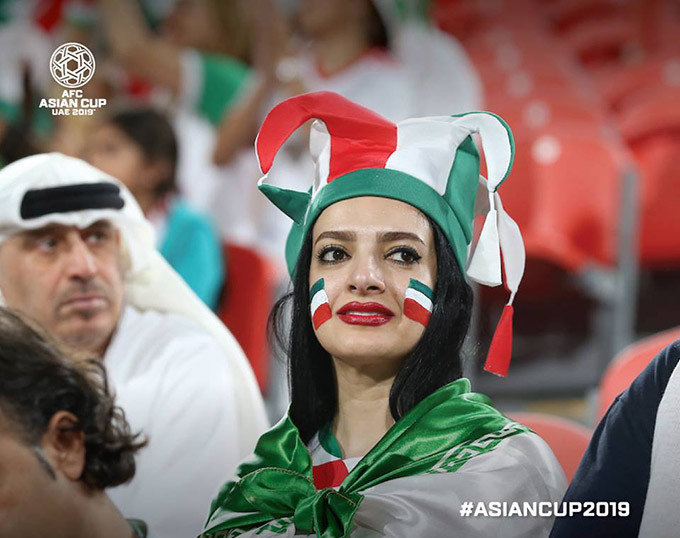 Nữ CĐV Iran luôn dõi theo từng bước của đội nhà tại VCK Asian Cup 2019.