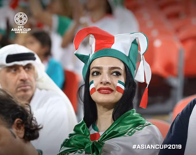 Nữ CĐV Iran luôn dõi theo từng bước của đội nhà tại VCK Asian Cup 2019.