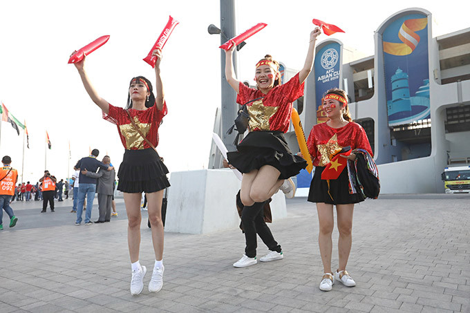 Họ không chỉ là những cô gái Việt Nam đầy nhiệt huyết, luôn dành tình cảm cho ĐT Việt Nam mà còn sở hữu gương mặt rất khả ái