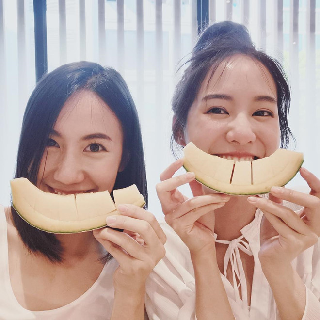 Không chỉ thân thiết trong cuộc sống, họ còn giúp đỡ nhau trong công việc. Pimtha không ít lần xuất hiện trong các vlog của bạn thân. Còn Mayy R luôn nhiệt tình "lăng-xê" cho cửa hàng của bạn trên trang cá nhân.